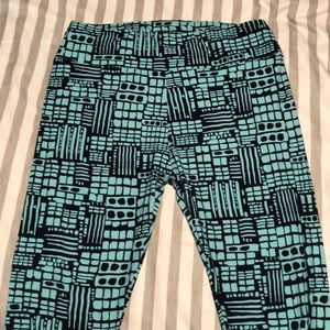 Light green and navy lularoe leggings.